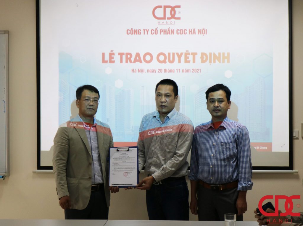 Bà Phạm Thị Thanh Xuân – Trưởng phòng Hành chính Nhân sự đọc các quyết định bổ nhiệm