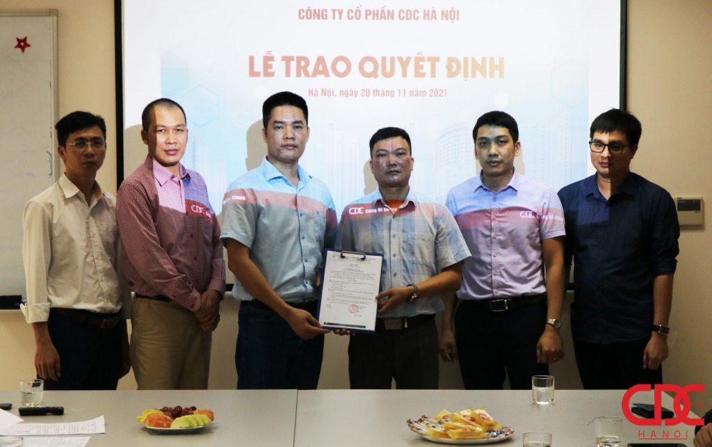 Bà Phạm Thị Thanh Xuân – Trưởng phòng Hành chính Nhân sự đọc các quyết định bổ nhiệm