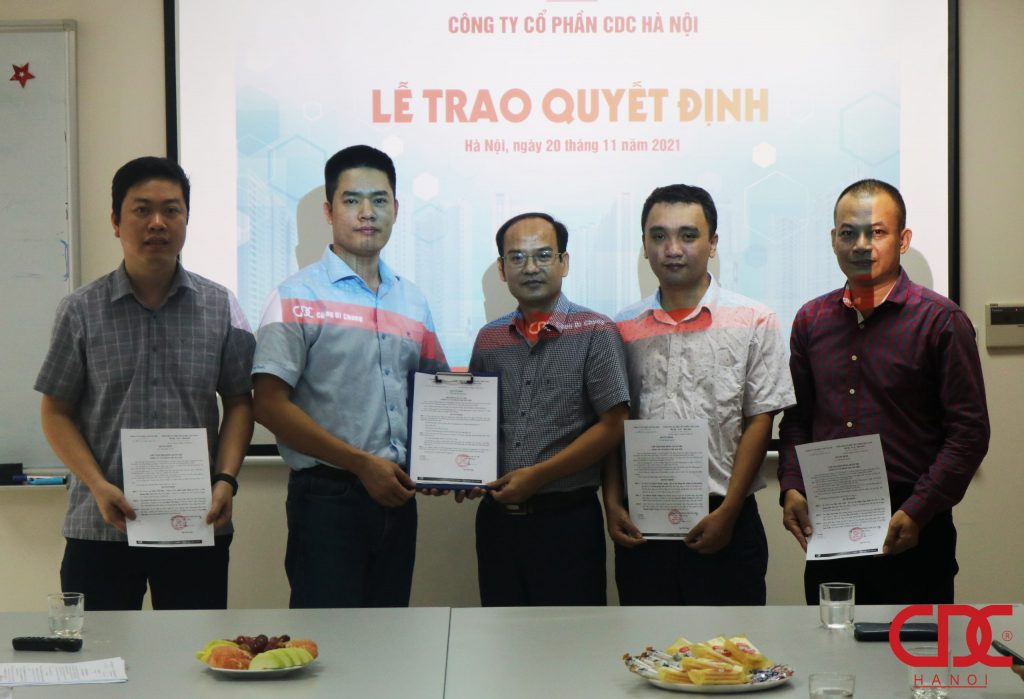 Bà Phạm Thị Thanh Xuân – Trưởng phòng Hành chính Nhân sự đọc các quyết định bổ nhiệm