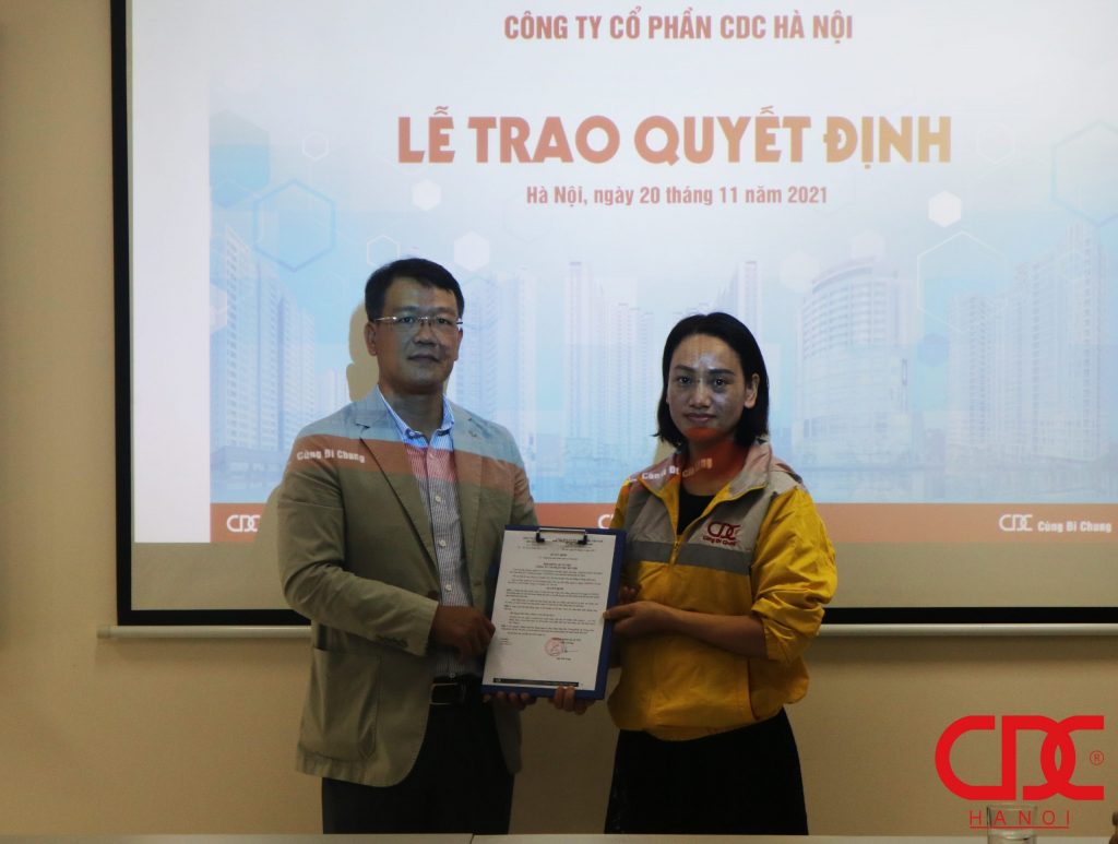 Bà Phạm Thị Thanh Xuân – Trưởng phòng Hành chính Nhân sự đọc các quyết định bổ nhiệm