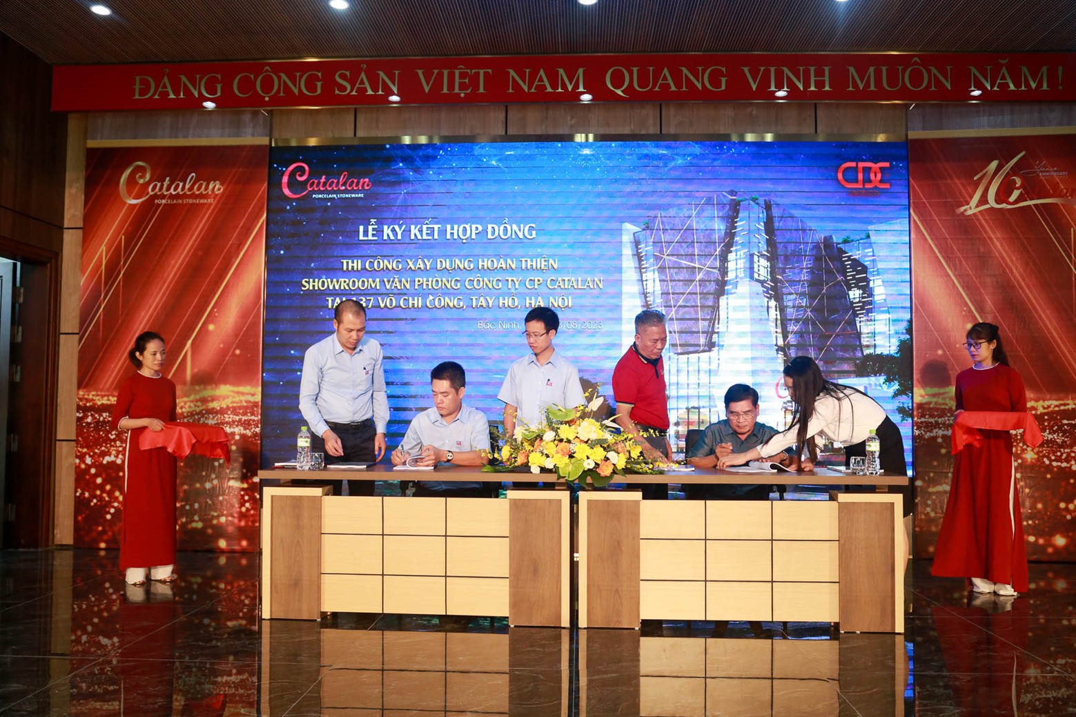 LỄ KÝ KẾT HỢP ĐỒNG THI CÔNG XÂY DỰNG HOÀN THIỆN DỰ ÁN SHOWROOM VĂN PHÒNG 137 VÕ CHÍ CÔNG, TÂY HỒ, HÀ NỘI