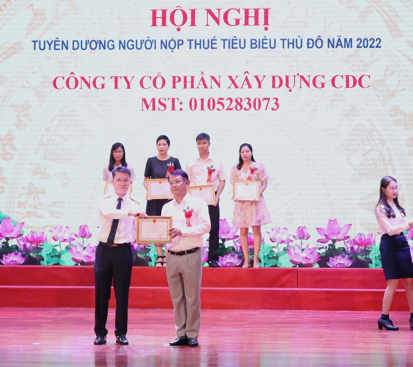 CDC THAM DỰ HỘI NGHỊ TUYÊN DƯƠNG NGƯỜI NỘP THUẾ TIÊU BIỂU THỦ ĐÔ NĂM 2022